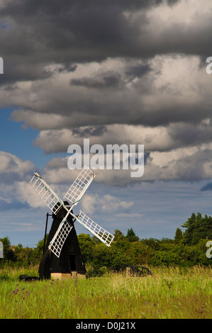 Der Wind Pumpe bei Wicken Fen, Cambridgeshire, unter nähert sich Regenwolken. Juli. Stockfoto