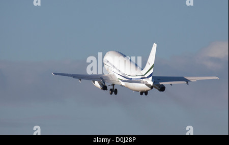 Jet-Verbindungen Boeing 737 VP-CAQ Abfahrt Flughafen London-Luton LTN Stockfoto