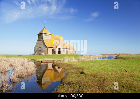 Ein Blick in Richtung Fairfield Kirche auf Romney Marsh in Kent. Stockfoto