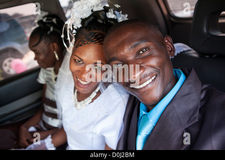 Eine Braut und Bräutigam just married in Kilimanjaro, Tansania, Ostafrika. Stockfoto