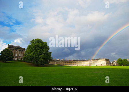 Ein Blick auf die Royal Crescent im Bad mit einem Regenbogen-Overhead. Stockfoto