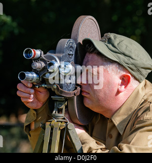 Offizielle uns Krieg Fotograf 1940er Jahre (Erholung) mit Bell & Howell militärische Filmo 3-Objektiv-Revolver Filmkamera & Filmzeitschrift Stockfoto