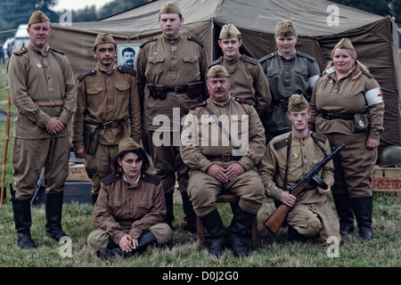 Rote Armee sowjetische Truppen des großen Vaterländischen Krieges mit Bild von Joseph Stalin im Hintergrund - Reenactment Stockfoto