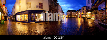 Ein Blick auf die Buttermarket im Stadtzentrum von Canterbury in der Abenddämmerung. Stockfoto