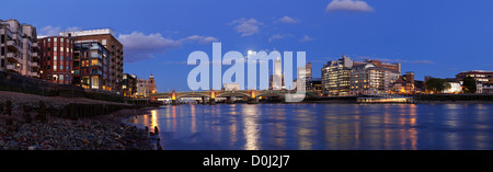 Einen Panoramablick auf die südlichen Böschung und dem Shard Gebäude an der London Bridge. Stockfoto