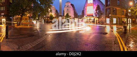 Ein Panoramablick über sieben wählt Kreuzung mit Lichtspuren in der Nähe von Cambridge Theatre. Stockfoto