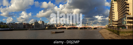 Einen Panoramablick über die City of London von der südlichen Böschung. Stockfoto