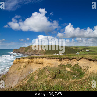 Cumulus-Wolken vor blauem Himmel über Northcott Bucht in der Nähe von Bude in North Cornwall. Stockfoto