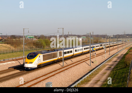 Eurostar-Zug auf der High Speed 1-Bahnstrecke in der Nähe von Singlewell in Kent. Stockfoto