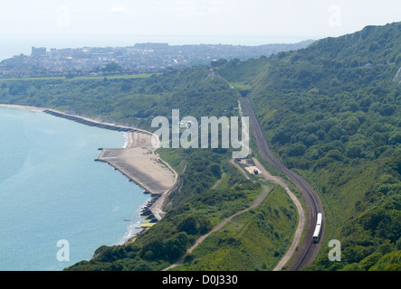 Von den Klippen über Folkestone Warren in Kent betrachtet Zug vorbei entlang der Küste von Kent. Stockfoto