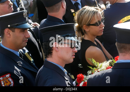 Familienangehörigen der Opfer des World Trade Center versammeln sich am Ground Zero auf den zweiten Jahrestag des 911. Stockfoto