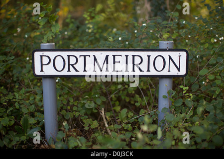 Gesamtansicht der Portmeirion Straßenschild. Das Dorf wurde entworfen und gebaut von Sir Clough Williams-Ellis in Nord-Wales. Stockfoto