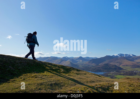 Walker absteigend einen Kamm mit Hügeln im Hintergrund. Stockfoto