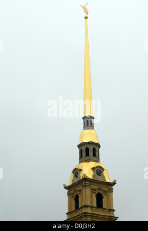 Der goldene Turm der Peter and Paul Cathedral an einem stürmischen Nachmittag. St Petersburg, Russland. Stockfoto