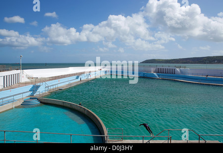 Schwimmer Tauchen in den Jubiläums-Pool in Penzance. Stockfoto