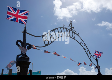 Nahaufnahme des Eingangs zum Jubiläum Pool in Penzance dekoriert mit Union Jack-Flaggen und Wimpel für die Königin-Diamon Stockfoto