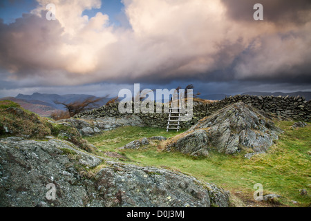 Stürmischer Himmel über Schwarzfels in der Nähe von Windermere. Stockfoto