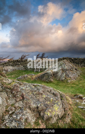 Stürmischer Himmel über Schwarzfels in der Nähe von Windermere. Stockfoto