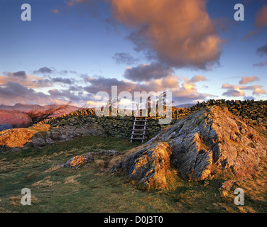 Götterdämmerung über Schwarzfels in der Nähe von Windermere. Stockfoto