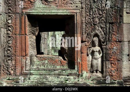 Flachrelief einer gesagt, eine weibliche Gottheit und Tempelwächter neben einem Fenster Preah Khan Tempel, Angkor, Siem Reap, Kambodscha Stockfoto