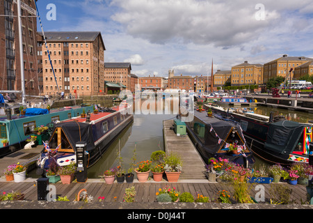 Kanalboote festgemacht an den historischen Gloucester Docks, Gloucester Stockfoto