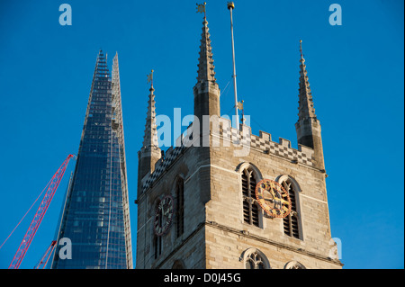 Southwark Cathedral und der Shard, an den Ufern der Themse, London, UK Stockfoto