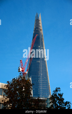 Southwark Cathedral und der Shard, an den Ufern der Themse, London, UK Stockfoto