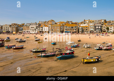 Blick auf St. Ives Hafen und Strand mit Fischerbooten am Strand bei Ebbe, Cornwall, England Stockfoto