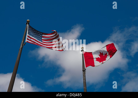 Vereinigten Staaten und Kanada Fahnen am Grenzübergang Zoll Stockfoto
