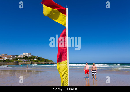 Rote und gelbe sicher Baden Bereich Flagge, Newquay, Cornwall, England Stockfoto