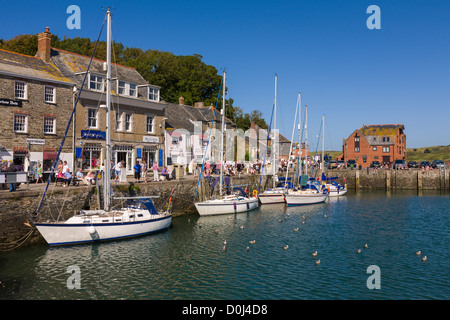 Yachten und Touristen im Hafen von Padstow, Cornwall, England Stockfoto