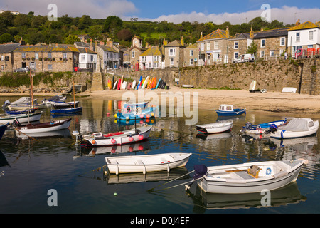 Yachten und Boote vertäut im Hafen von Mousehole vor der Kaimauer, Cornwall Stockfoto