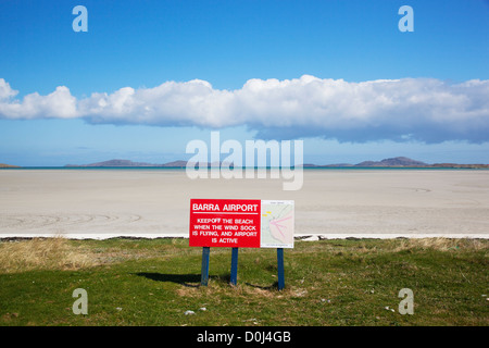 Blick auf Barra Airport Zeichen und Traigh Mhor-Strand, der als der Start-und Landebahn verwendet wird. Stockfoto