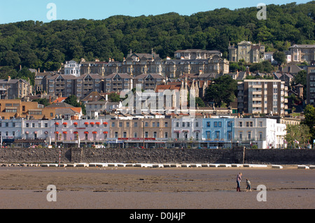 Zwei Menschen am Strand von Weston-Super-Mare in Somerset. Stockfoto