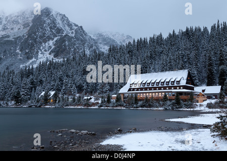 Popradske Pleso in der Slowakei an einem kalten und verschneiten Morgen in der hohen Tatra Stockfoto