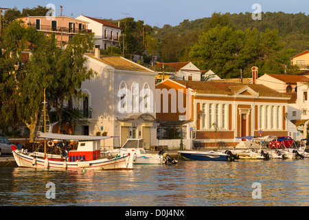 Angelboot/Fischerboot vor Anker vor dem klassischen Gebäude im Hafen von Gaios Paxos, Griechenland Stockfoto