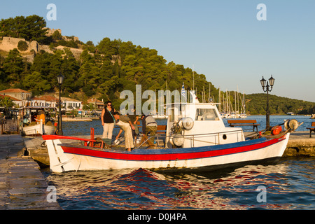 Frau Fisch vom Fischerboot bei Vonitsa, Ambrakischen Golf, Griechenland kaufen Stockfoto