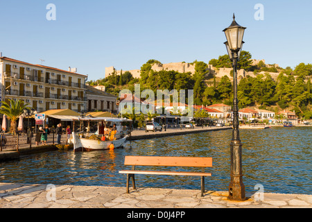 Blick auf das Schloss und den Hafen vorne, Vonitsa, Ambrakischen Golf, Griechenland Stockfoto