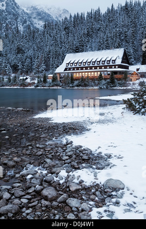 Popradske Pleso in der Slowakei an einem kalten und verschneiten Morgen in der hohen Tatra Stockfoto