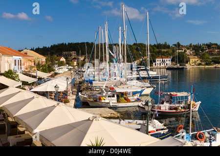 Boote vor Anker vor Tavernen in Fiscardo, Kefalonia, Griechenland Stockfoto