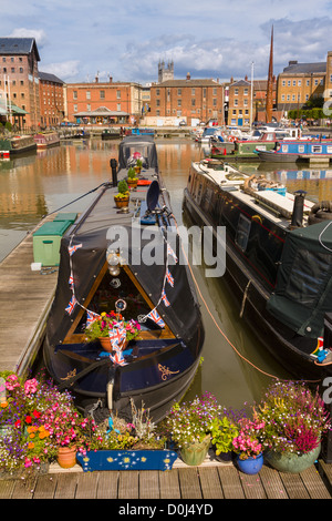Kanalboote festgemacht an den historischen Gloucester Docks, Gloucester Stockfoto