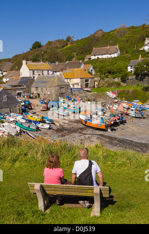 Touristen, die gerne am Cadgwith Hafen, Cornwall, England Stockfoto