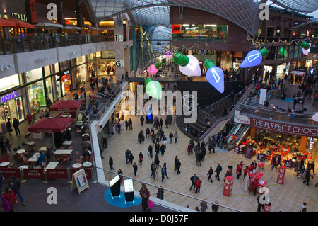 Weihnachts-Einkäufer im Cabot Circus Retail Centre Bristol Stockfoto