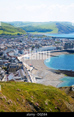 Ein Blick in Richtung Aberystwyth aus den Hügeln oberhalb der Stadt. Stockfoto
