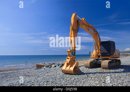 Einen mechanischen Bagger am Strand von Borth. Stockfoto