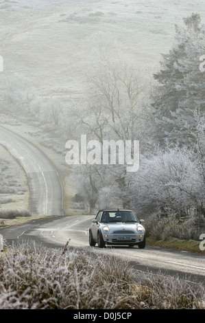 Ein Mini-Auto fährt entlang einer Bergstraße in Wye Valley. Stockfoto