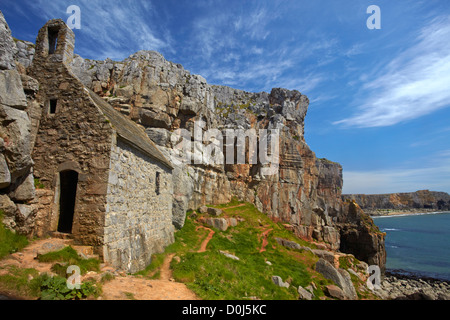 14. Jahrhundert Kapelle St. Govan in den Klippen mit Blick auf St. Govan Kopf. Stockfoto