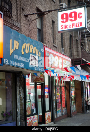 Pizzeria Pizza Scheiben für einen Dollar am Broadway im Stadtteil Washington Heights in New York zu verkaufen Stockfoto