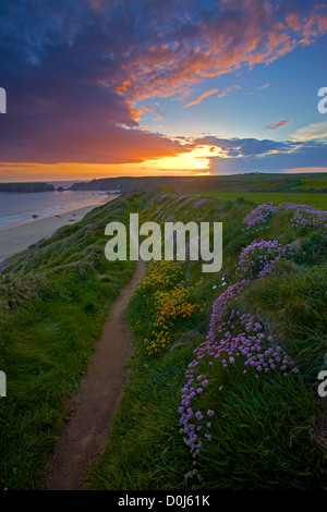 Sonnenuntergang über Marloes Strand vom Pembrokeshire Küstenweg. Stockfoto