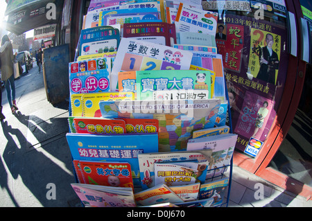 Kinderbücher und Materialien zum Verkauf in Chinesisch und Englisch Stockfoto